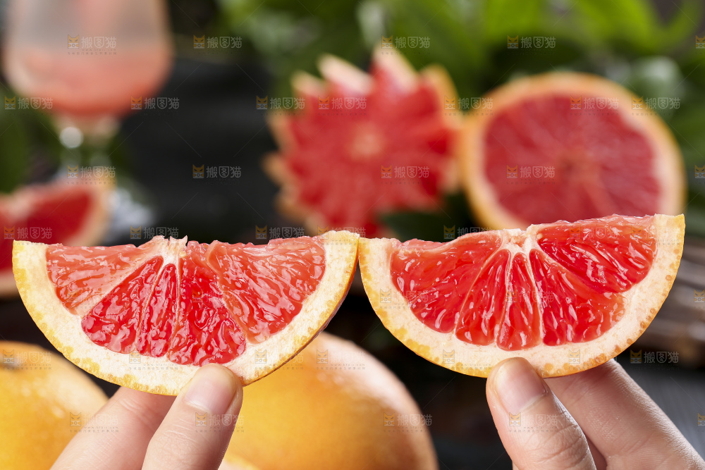 手上拿着新鲜西柚