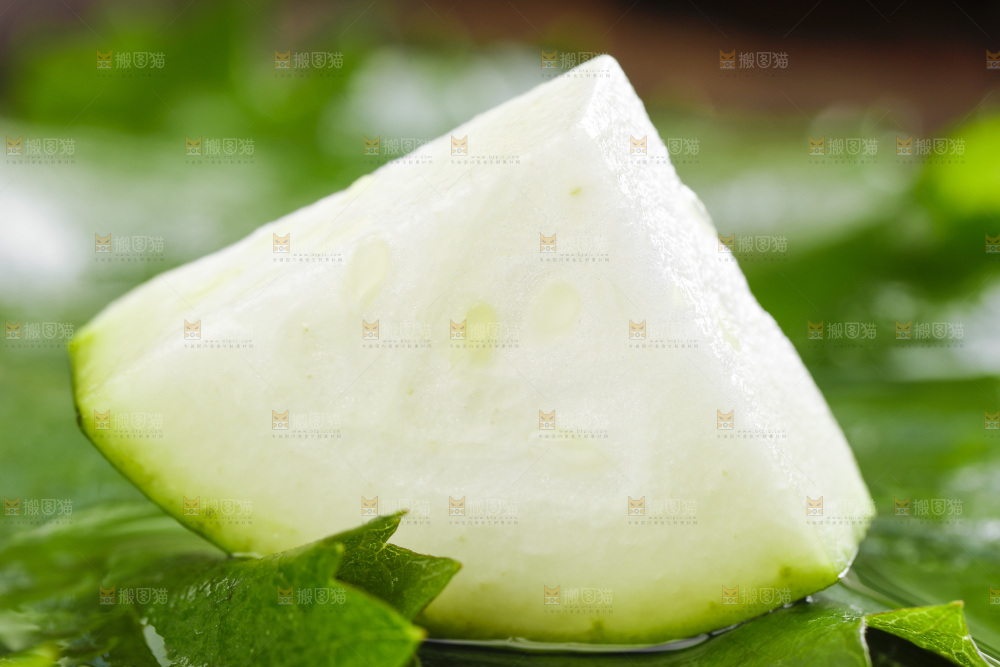 枝叶上放着切片的瓠瓜