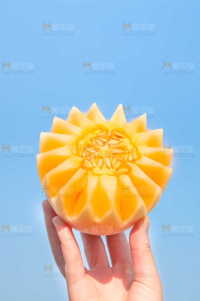 手里拿着东方蜜甜瓜