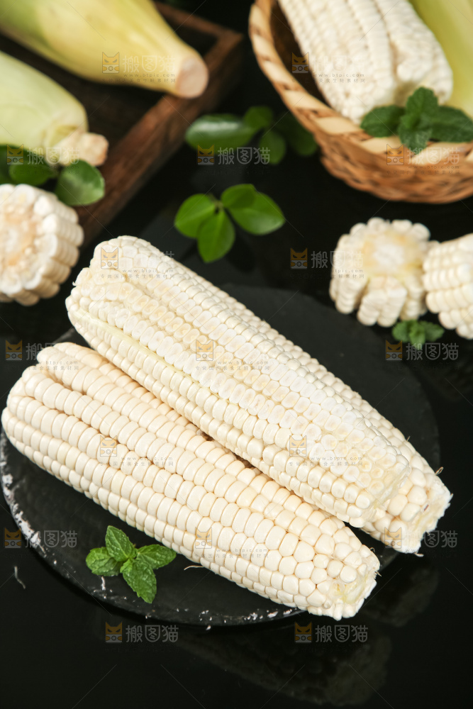 深底上放着牛奶玉米