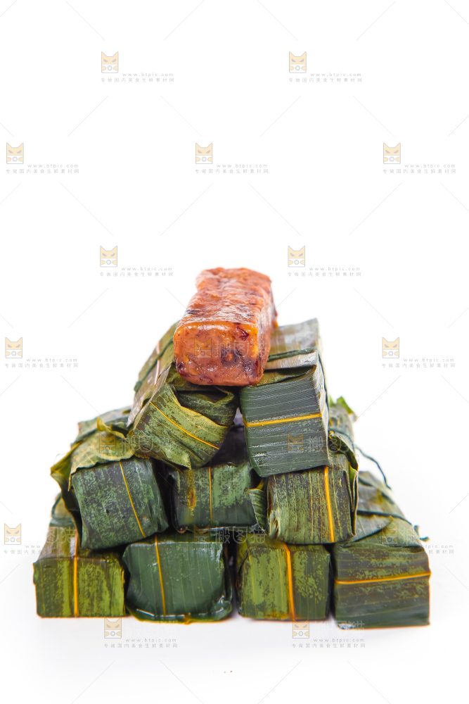 白底上摆放着竹叶糕