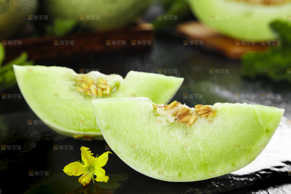 黑底上摆放着玉菇香瓜