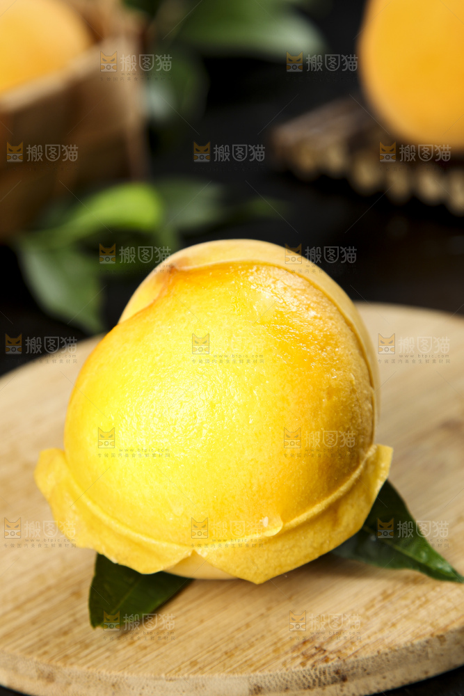 深底上放着新鲜黄桃