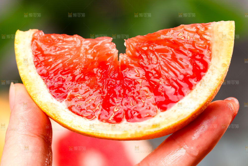 手上拿着南非西柚