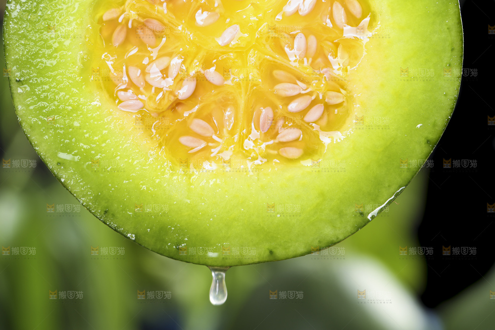 手里拿着绿宝香瓜