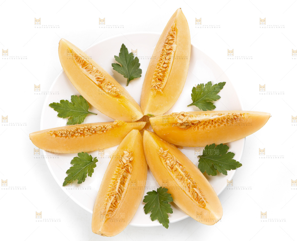 盘子里装着黄皮哈密瓜