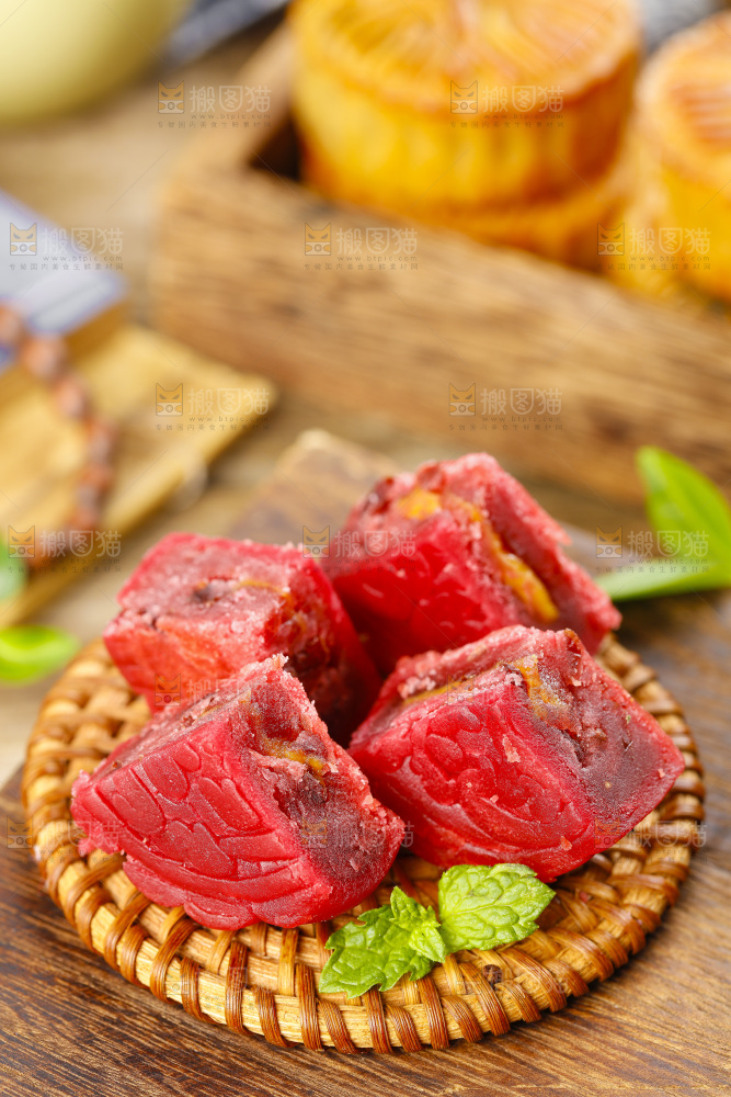 竹垫上放着金沙流心月饼