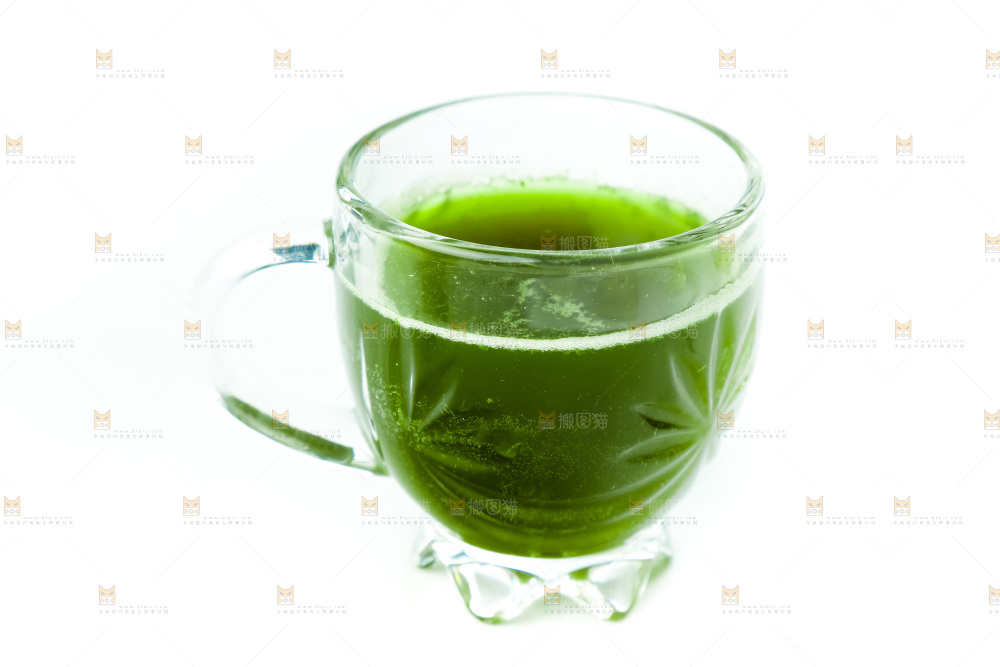 杯子里装着艾草榨的汁