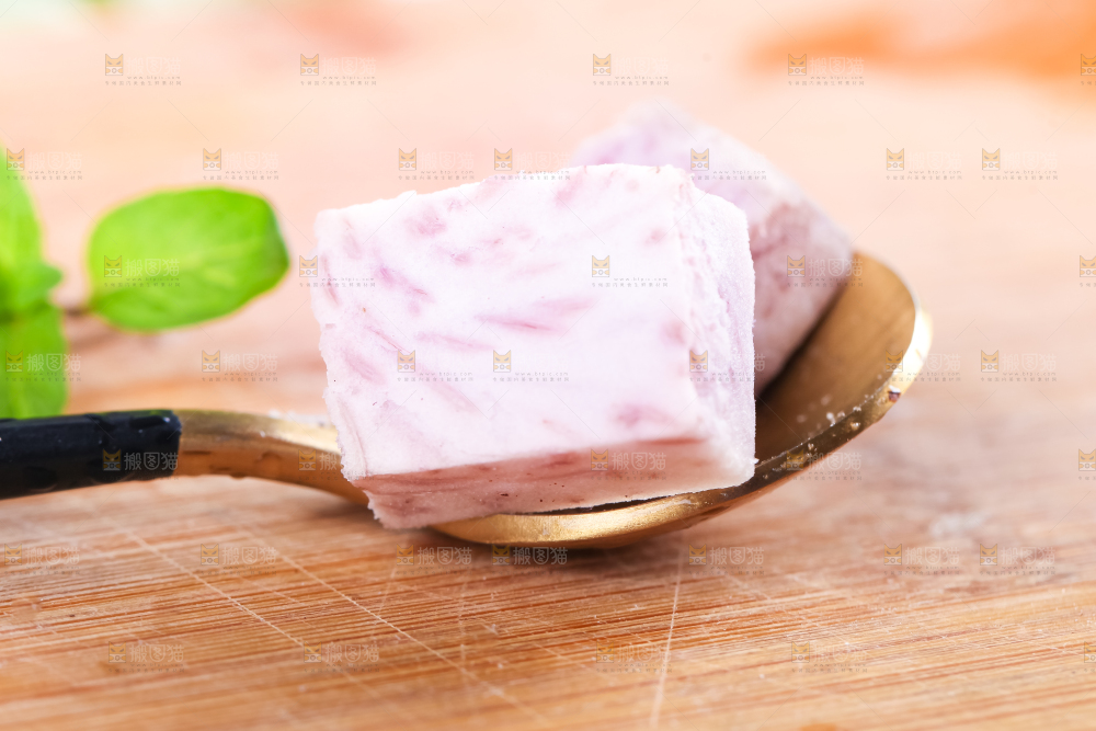 勺子上放着紫藤芋头