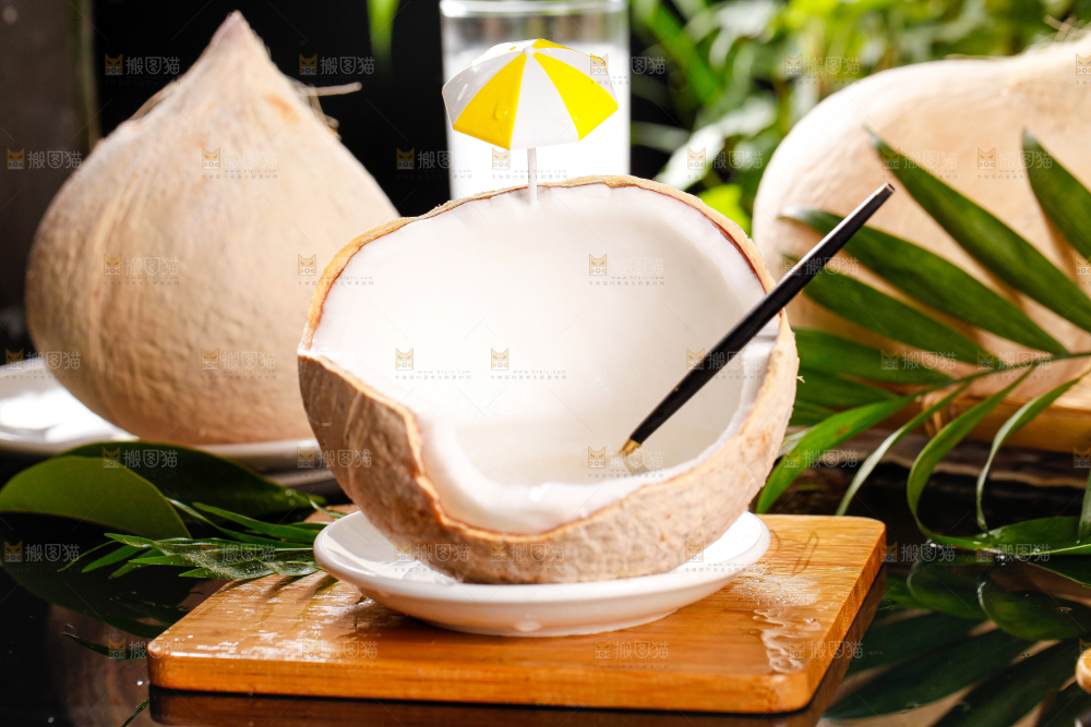 木底上摆放着海南椰子
