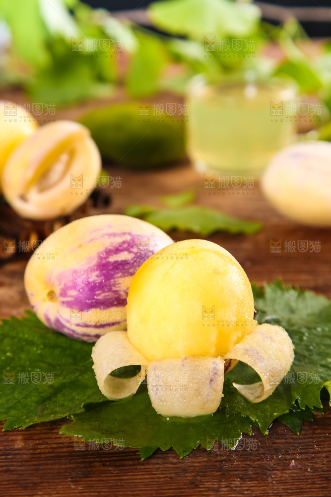 绿叶上摆放着人参圆果