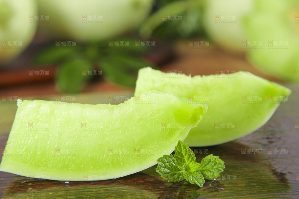 深底上摆放着玉菇蜜瓜