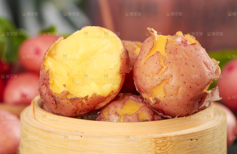 蒸笼里放着土豆