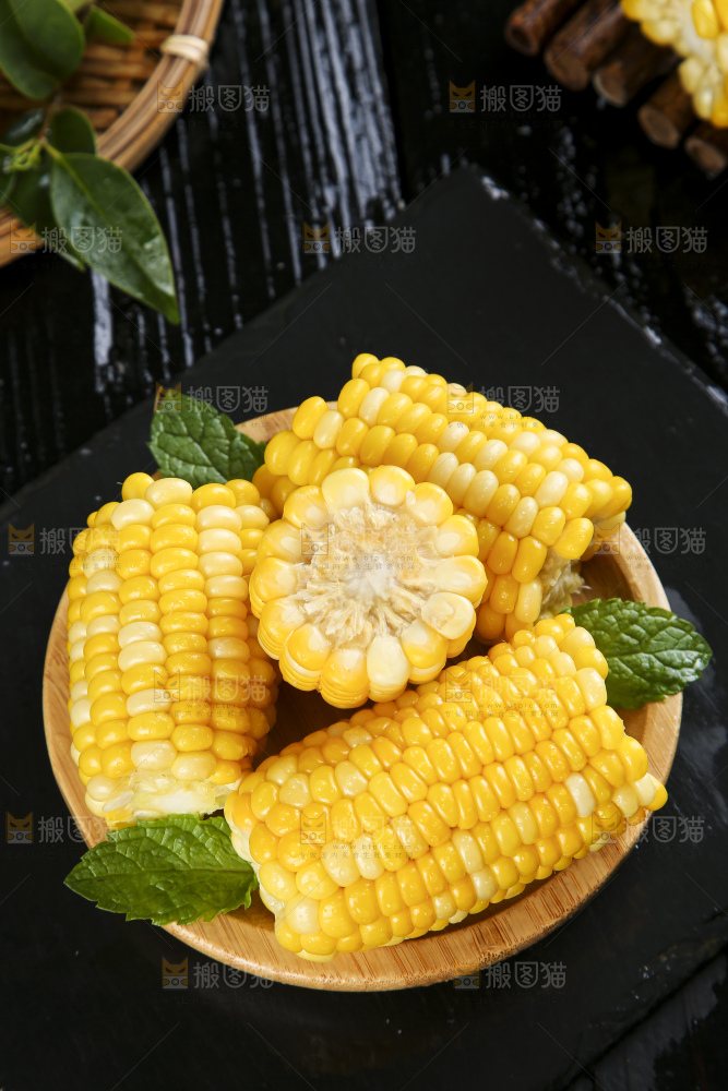 蒸笼里装着糯玉米