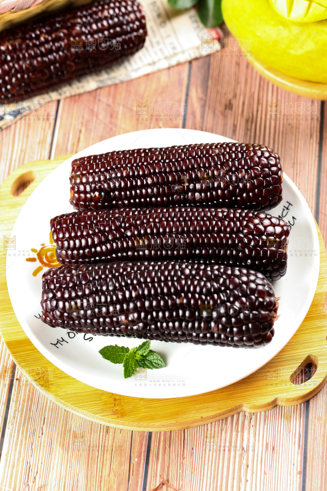 盘子里着紫玉米