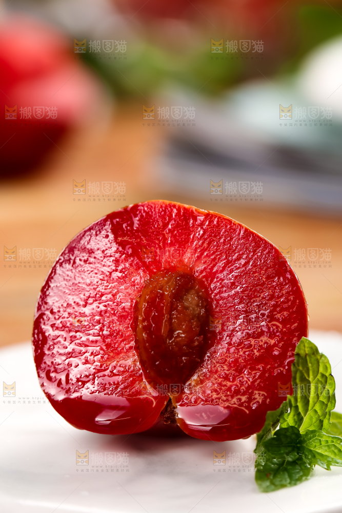白石板上摆放着三华李果肉