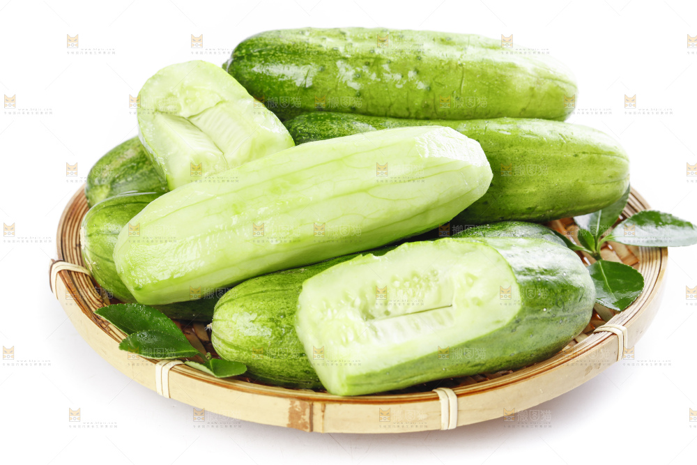篮子里装着蔬菜黄瓜