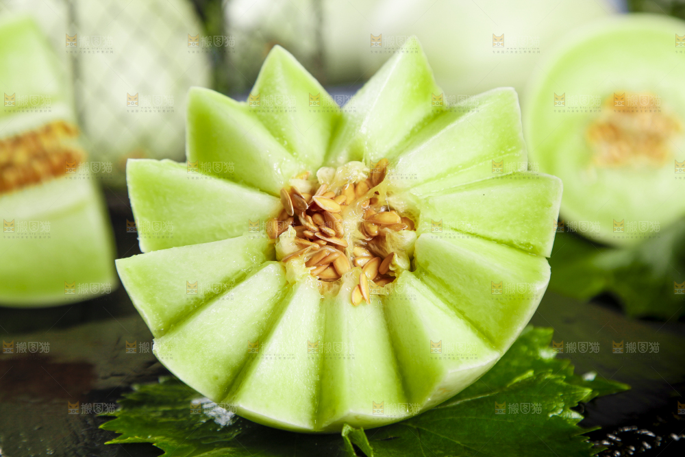 黑底上摆放着山东玉菇甜瓜