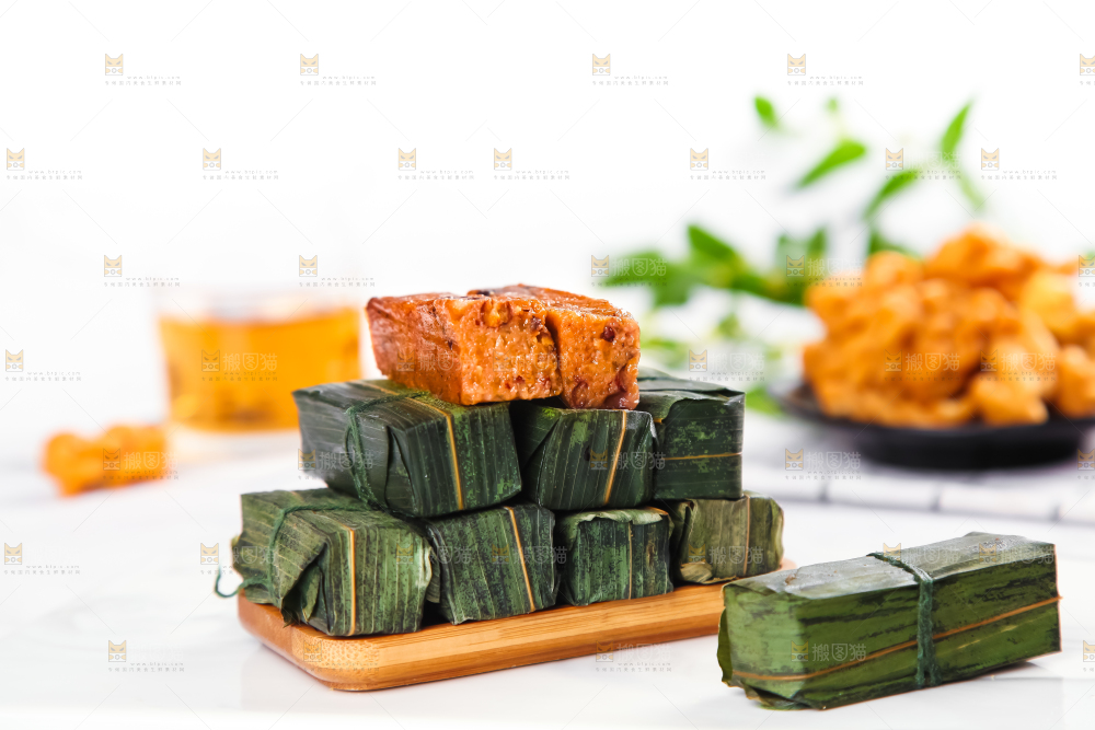 盘子里放着竹叶糕