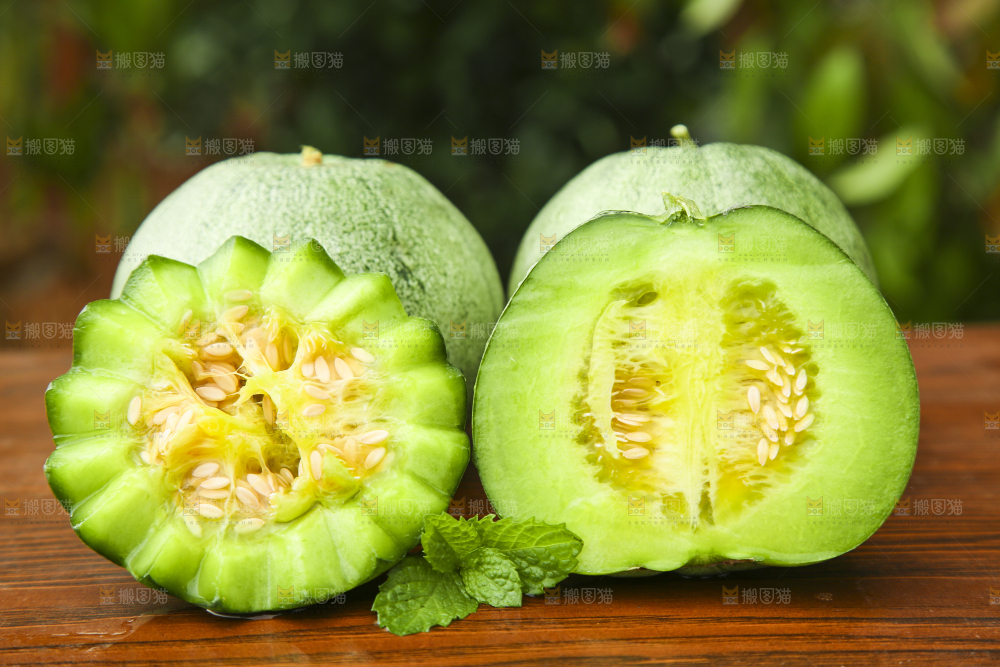 木板上放着绿宝石瓜