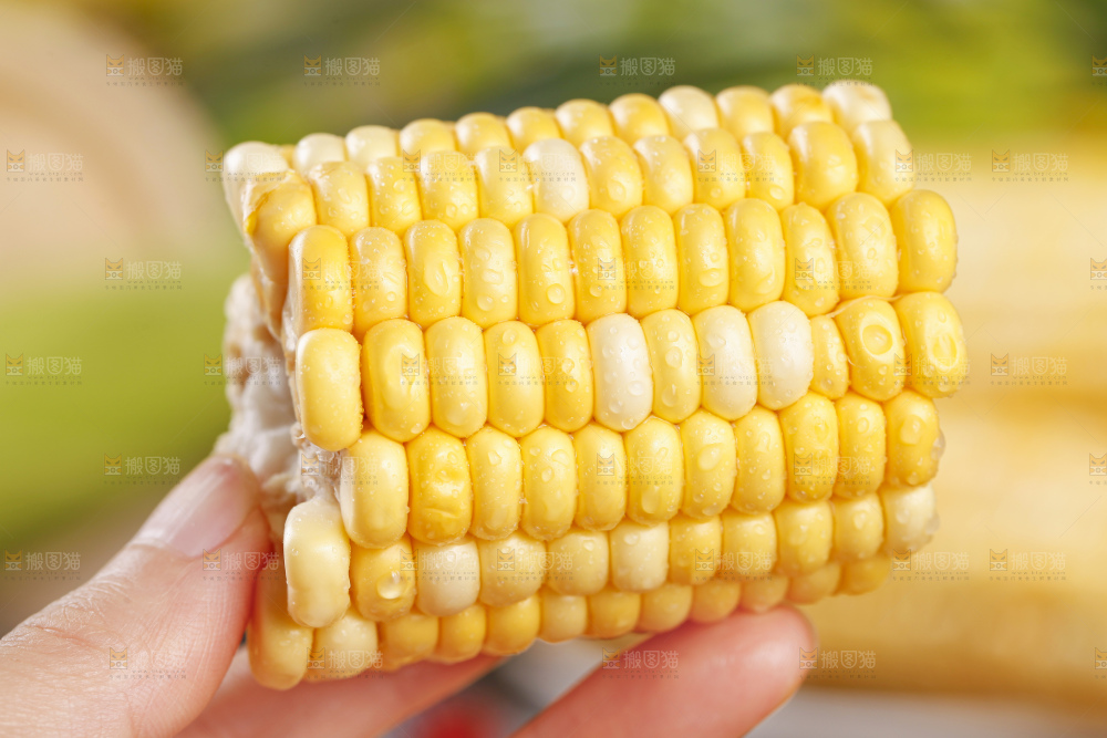 深底上放着金银水果玉米