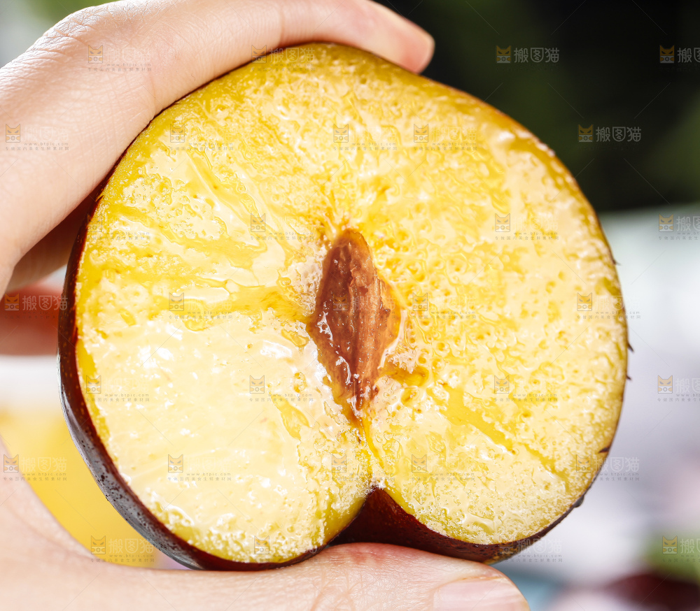碟子里放着黑布李