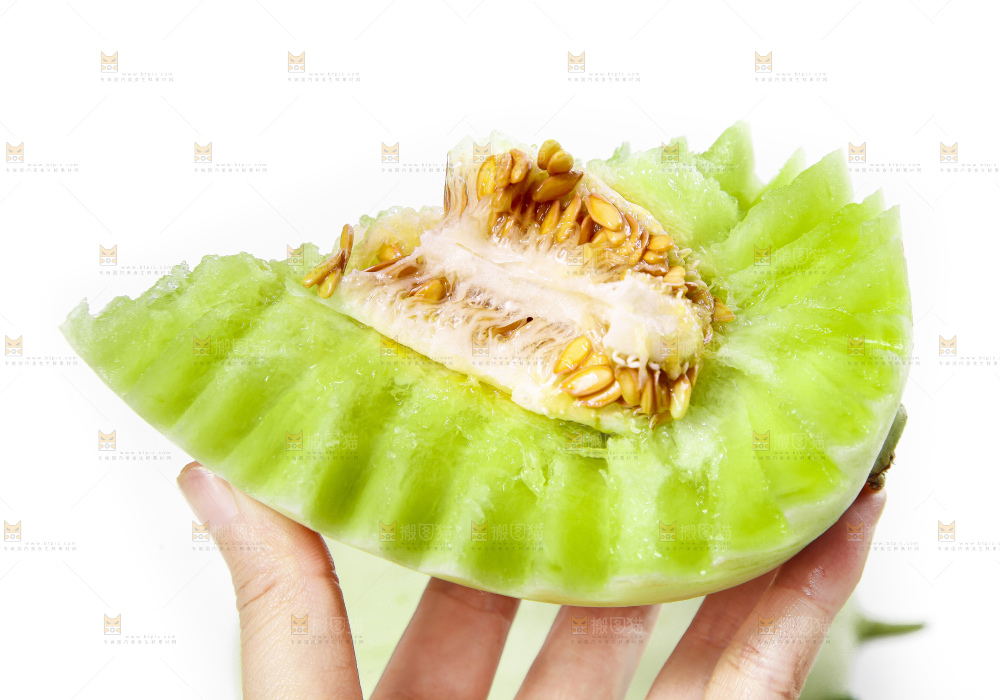 手里拿着玉菇蜜瓜