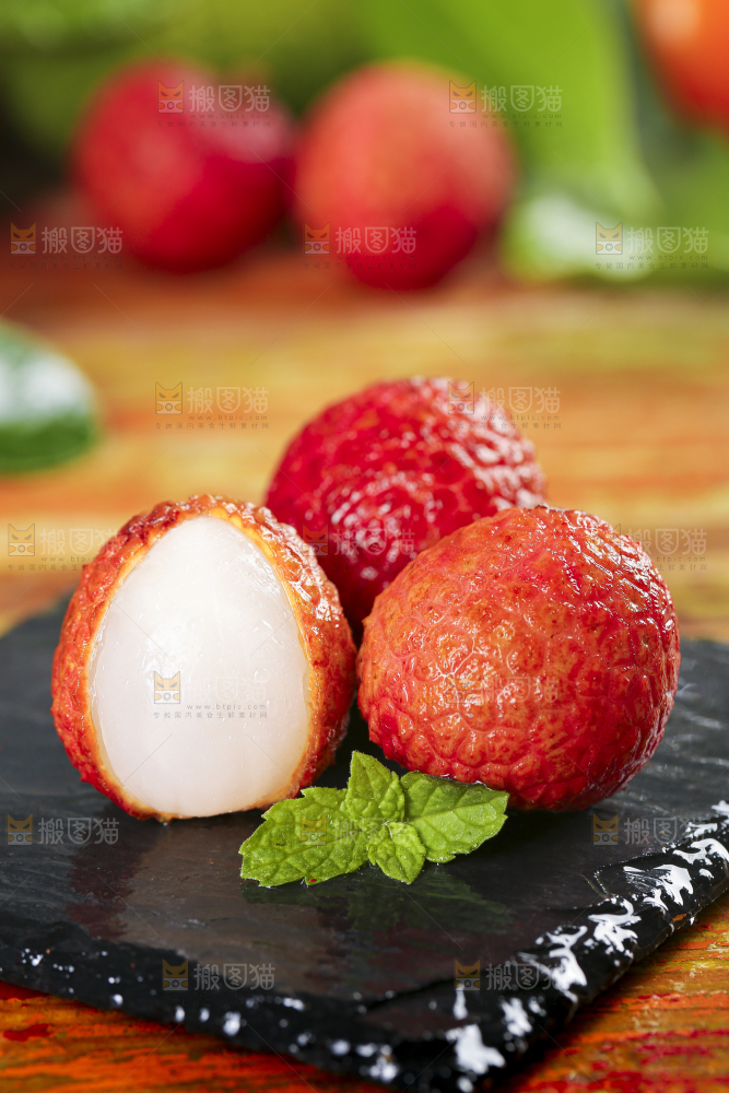 黑石板上摆放着荔枝