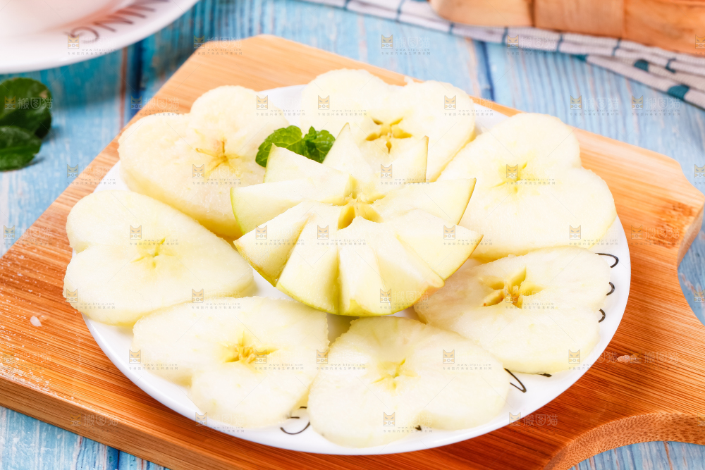 木底上摆放着智利嘎啦果