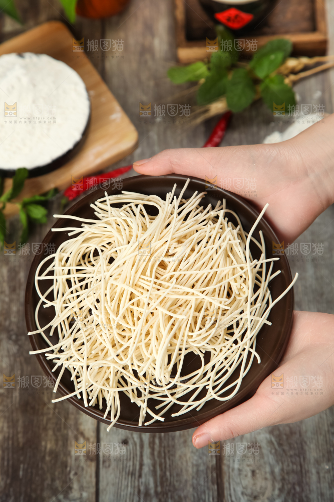 木板上放着一盘手工面条
