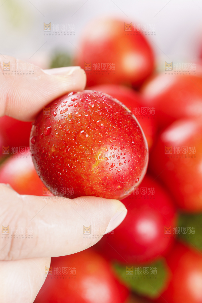 手里拿着红李子
