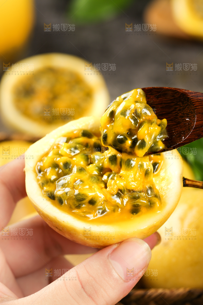 黑石板上的新鲜百香果