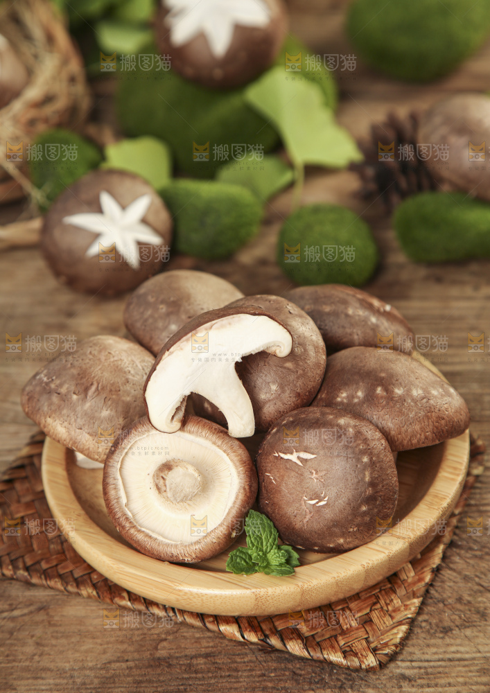 碟子里放着新鲜香菇
