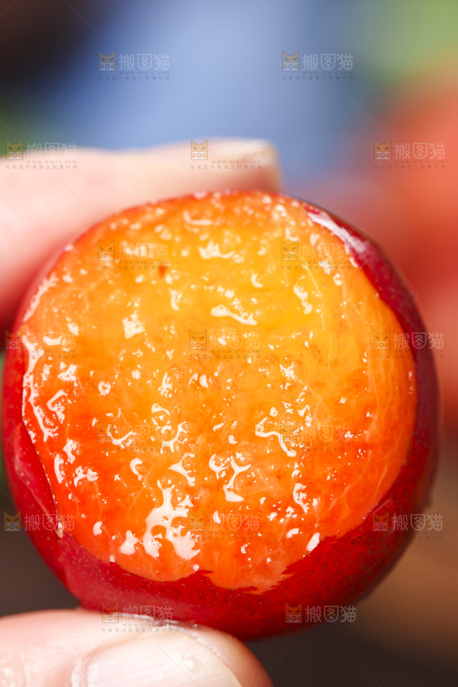 手里拿着脆李子