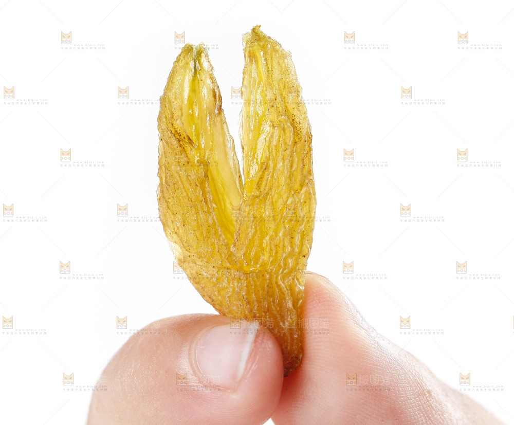 手里拿着黄葡萄干