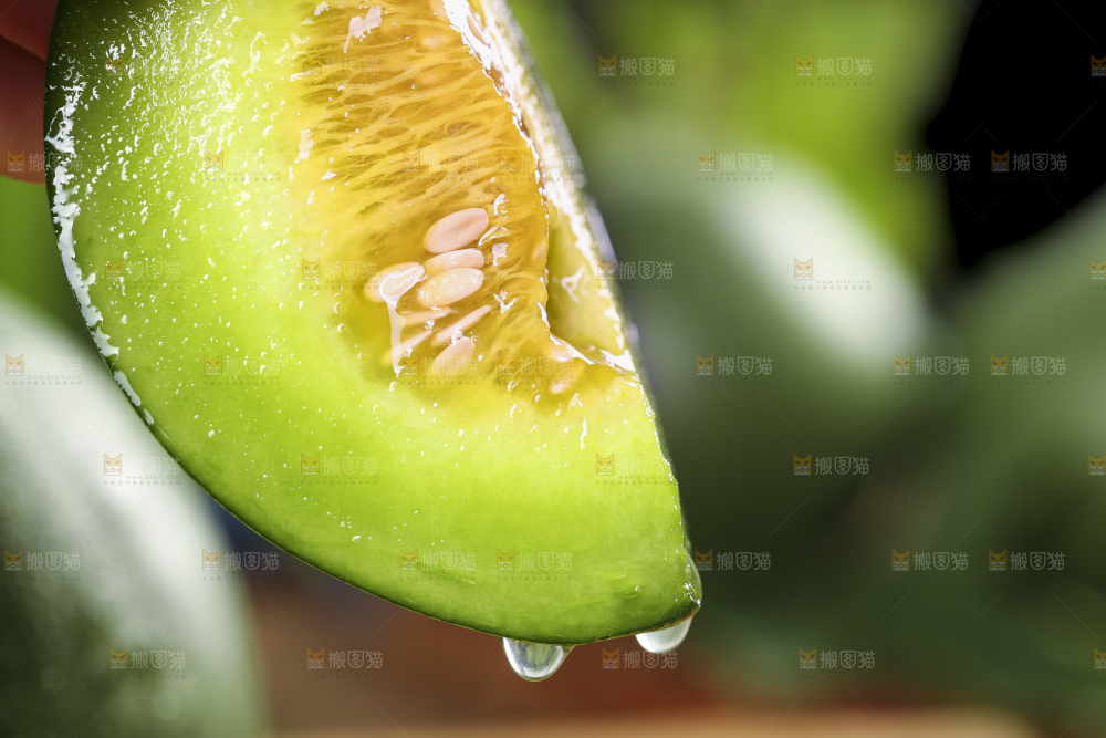 手里拿着绿宝香瓜