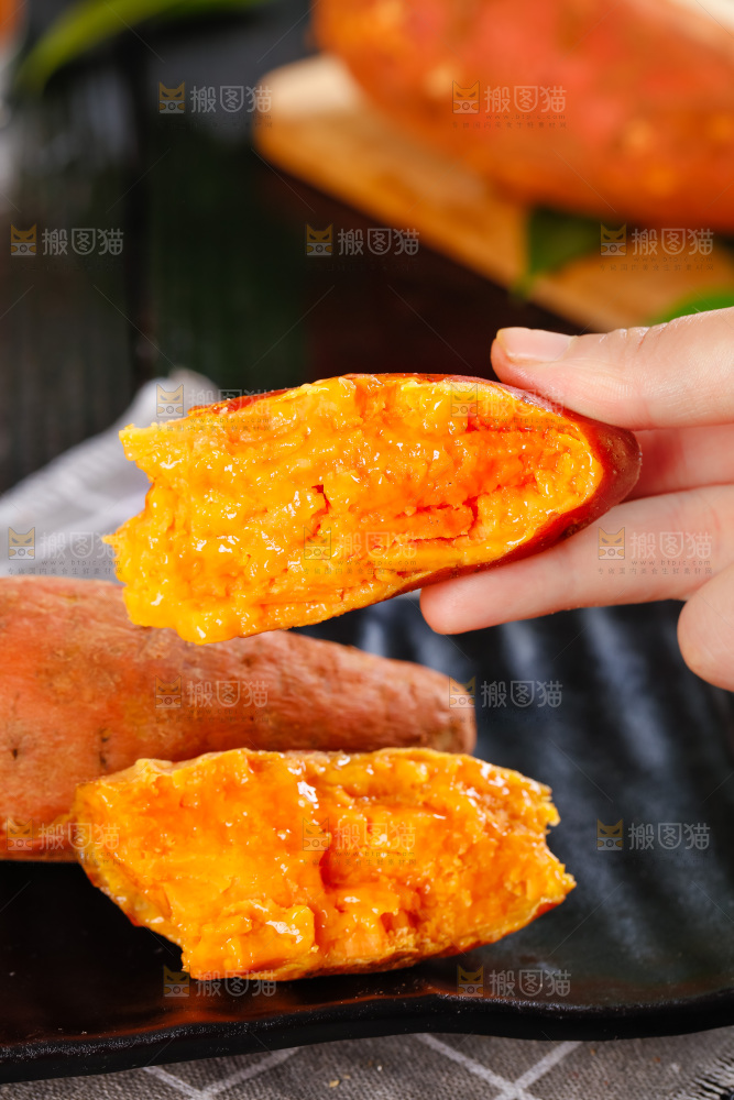 手里拿着红蜜薯