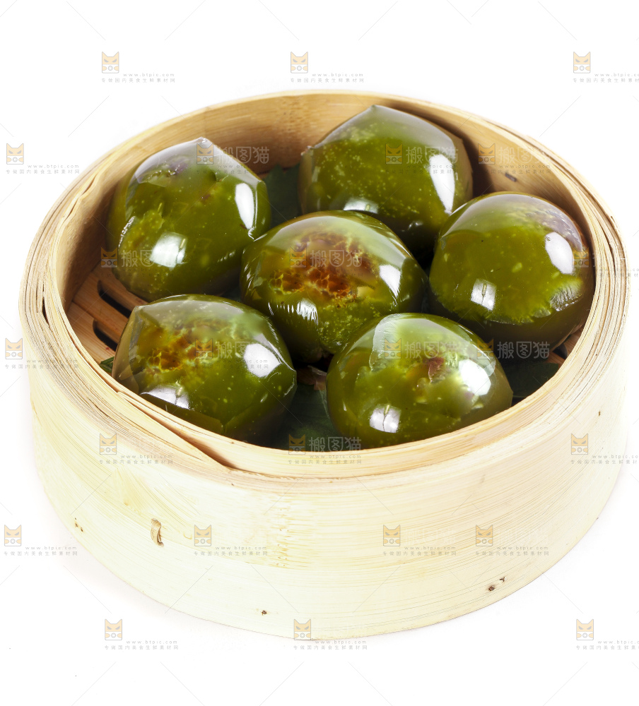 蒸笼里放着艾草青团