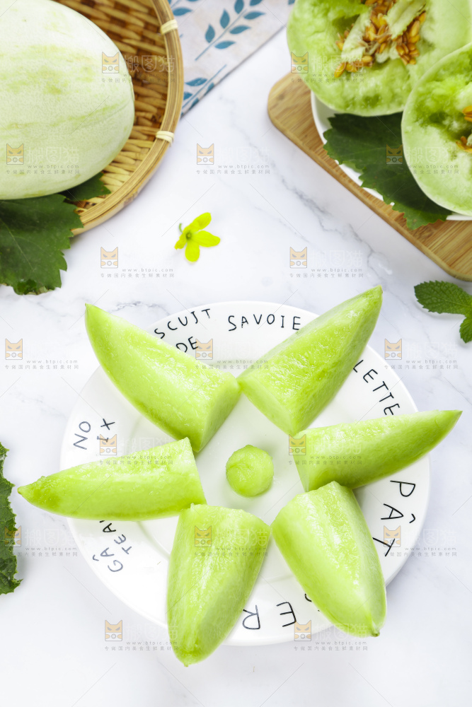 盘子里摆放着玉菇甜瓜