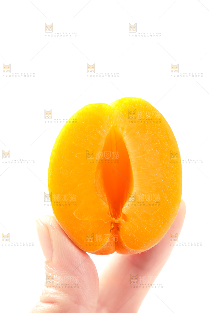 手里拿着烟台杏子