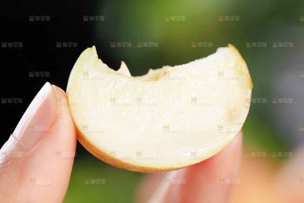 手里拿着蟠油桃