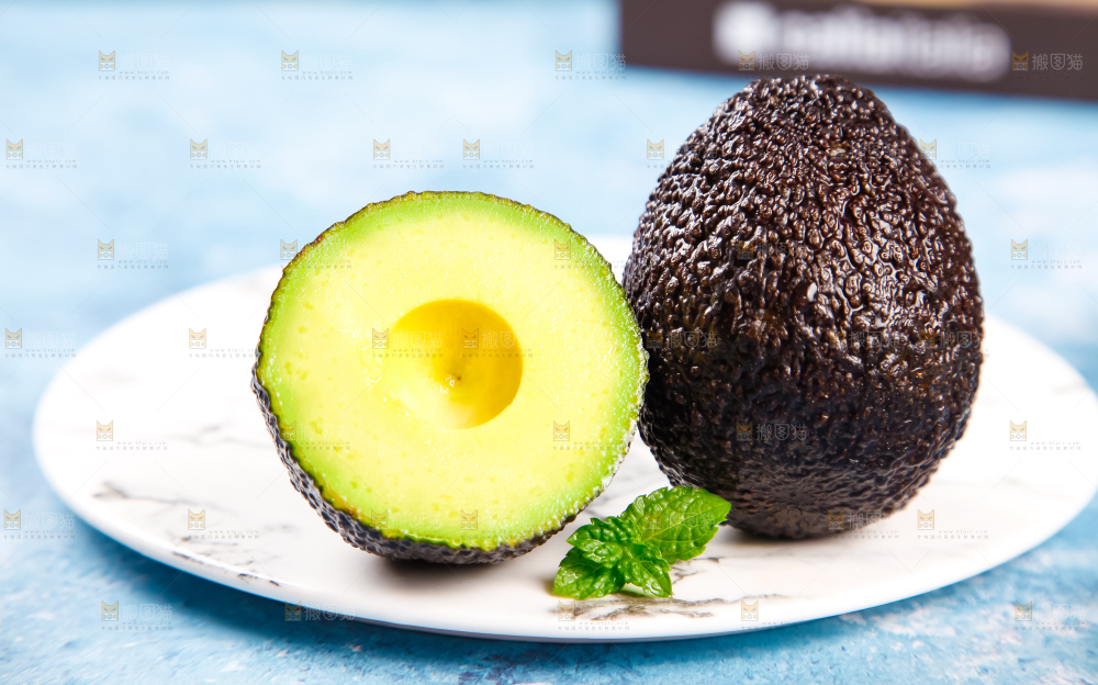 盘子里装着新鲜牛油果