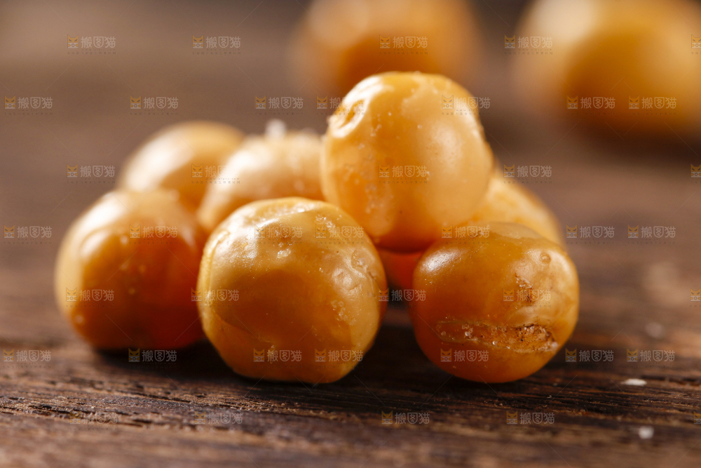 木底上放着脆黄金豆