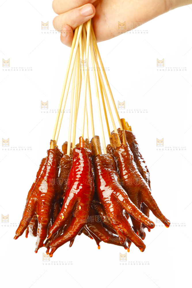 竹签上穿着酱香鸡爪