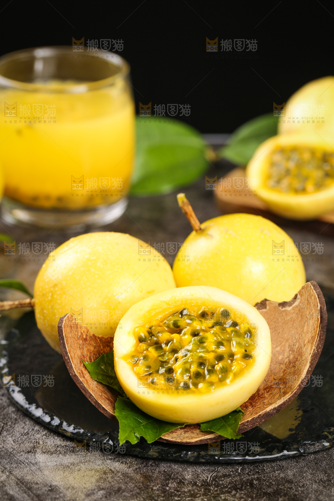 黑石板上的新鲜百香果