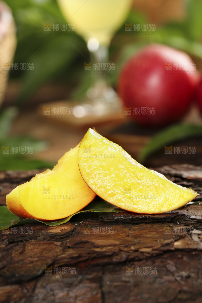 黑石板上的高原油桃
