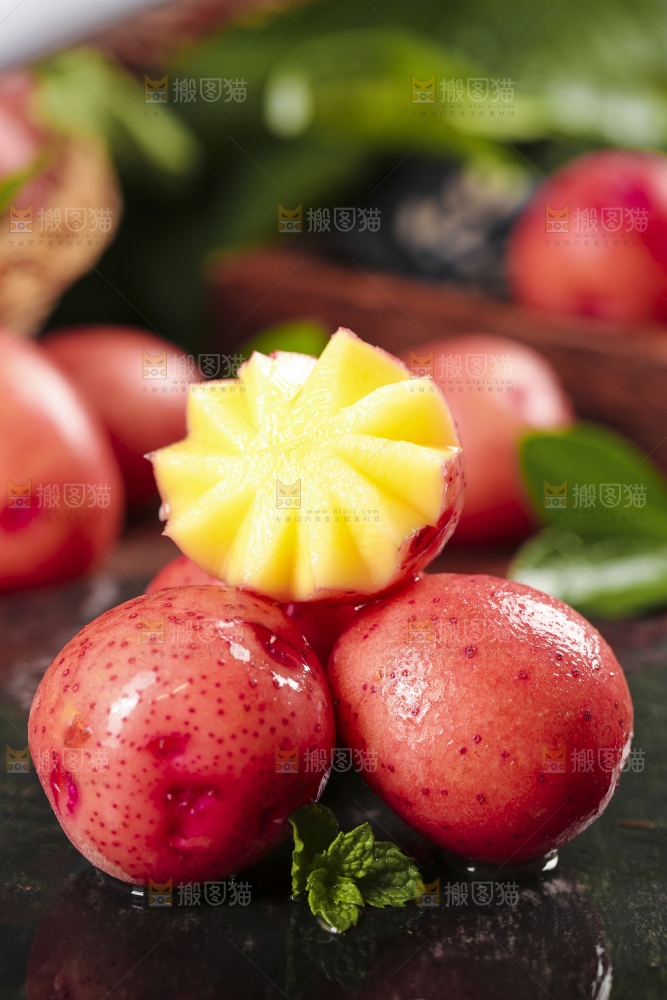 黑底上放着土豆