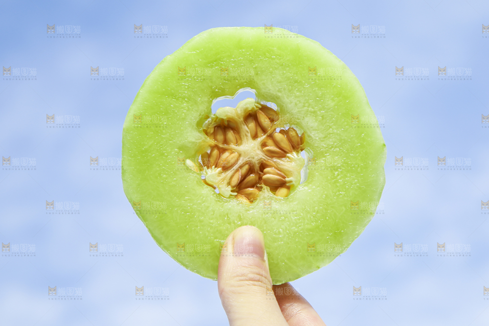 手里拿着玉菇香瓜