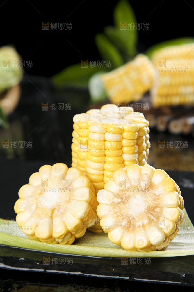 黑石板上放着水果玉米
