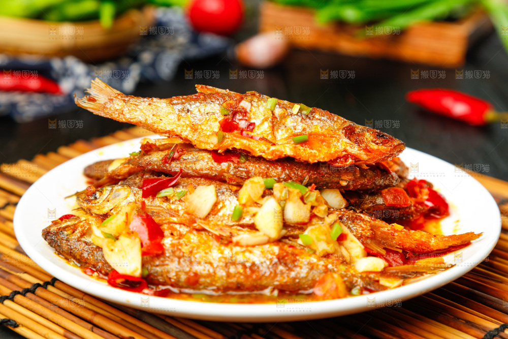 盘子里装着香煎小刁鱼